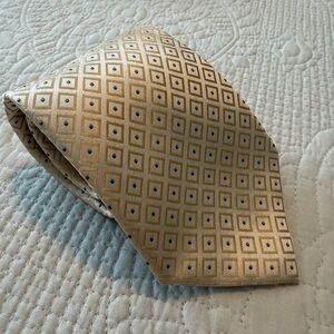 Vintage Claiborne Gold and White Geometric 100% Silk Tie✨